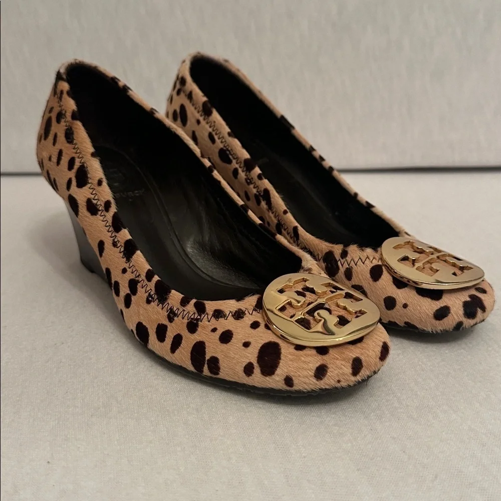 Tory Burch Calf Hair Leopard Wedge Pumps Gold-Tone Logo Women’s Size 6.5